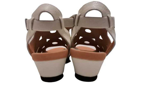 【arui_toe 7641 オフホワイト】伸縮ゴムバックストラップ本革コンフォートサンダル